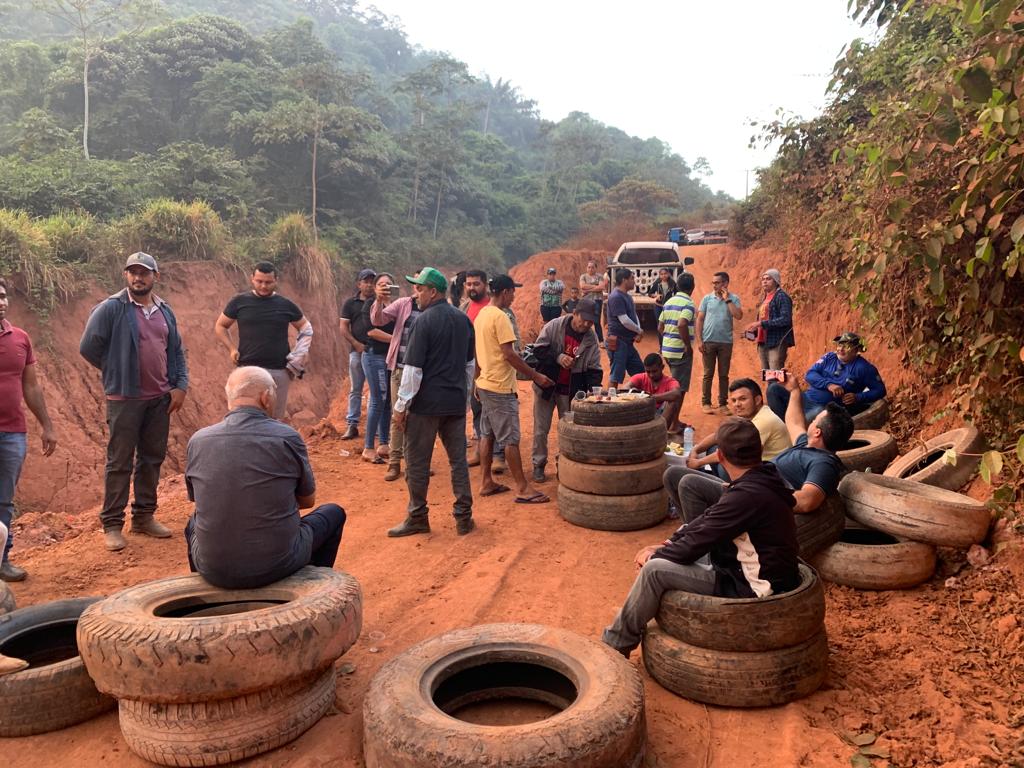 SÓ CRATERA Por melhorias na estrada manifestantes interditam MA 323