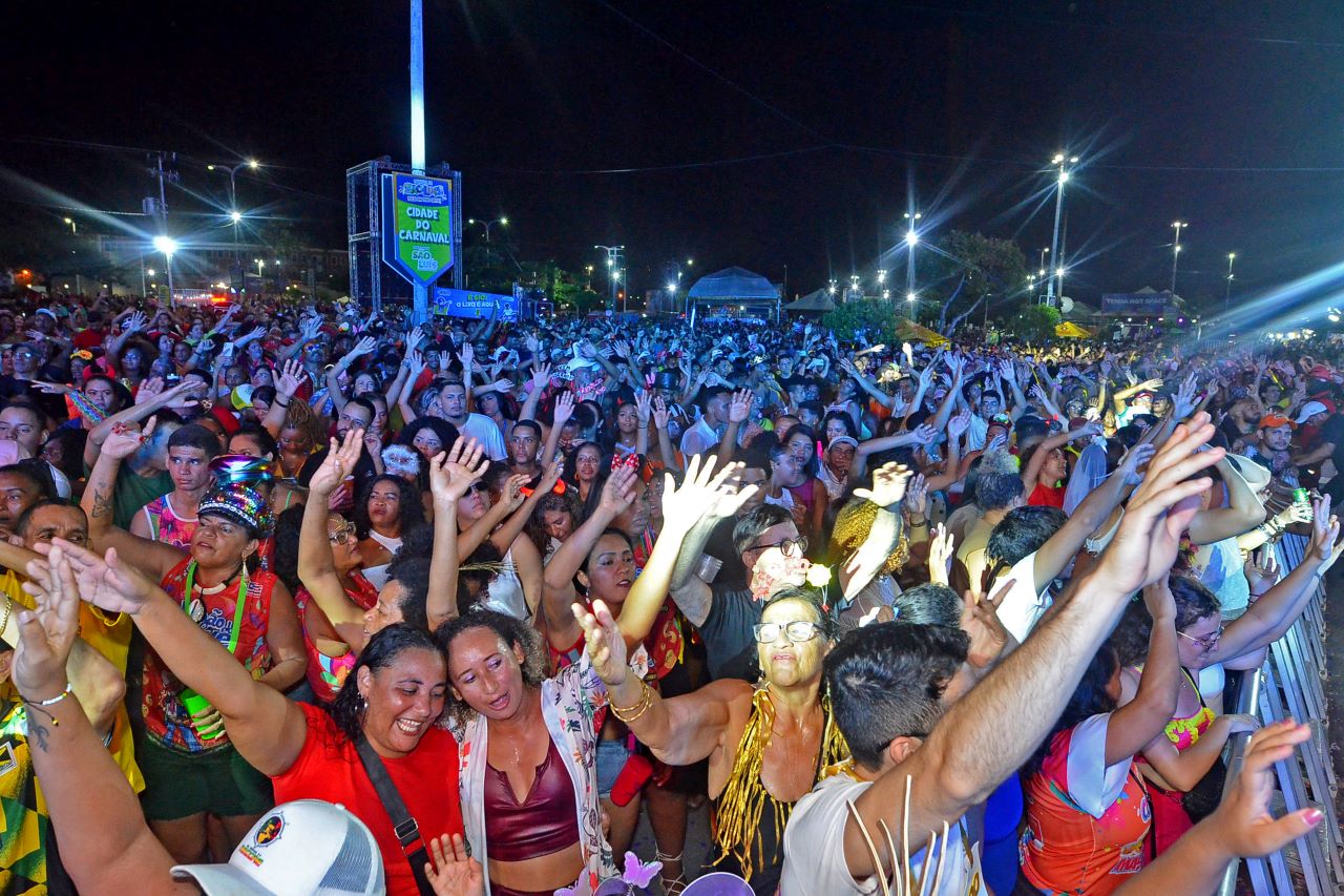 BRAIDE X BRANDÃO BRABO – Após “safadeza” de Safadão na Beira-Mar, a folia  se safa pra valer na Cidade do Carnaval | Hora Extra